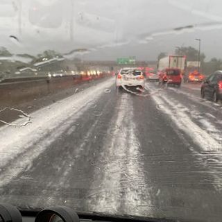 Grandinata sulla tangenziale Nord di Torino, all'uscita per Caselle. Foto di Valentina Vassia pubblicata dalla pagina FB "Centro Meteo Piemonte"