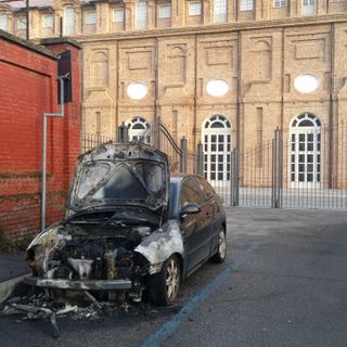 Venaria Reale, veicoli in fiamme vicino alla Reggia