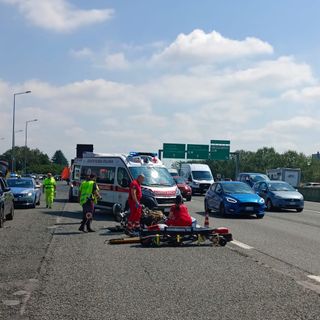 Moto tampona auto in tangenziale: biker in ospedale e rallentamenti