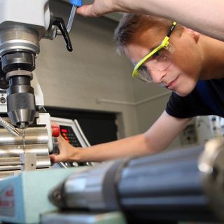 Previste 27 mila assunzioni ad aprile, ma in Piemonte quasi introvabili fabbri, montatori e informatici