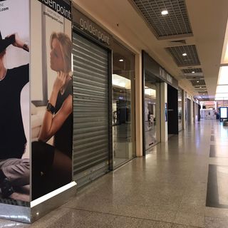 Parcheggi deserti e negozi chiusi: il silenzio spettrale avvolge i centri commerciali [VIDEO]