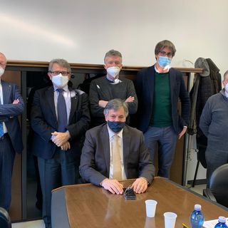 Persone sedute a un tavolo