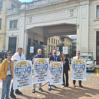 Sit in del partito Libertà davanti alle Molinette: "Troppe risorse sprecate in questi anni" [VIDEO]