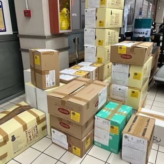 pacchi di prodotto acquistati per beneficenza