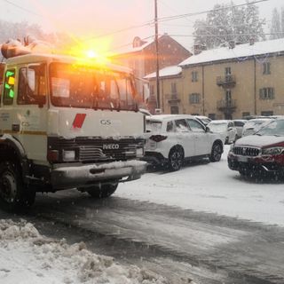 Mezzo spargisale con neve sulle strade