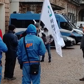 benzinaio chiuso e presidio piazza castello