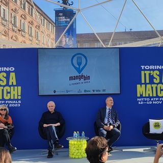 Presentazione all'interno della palla trasparente piazza Castello