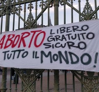 Manifesto pro aborto appeso a un cancello