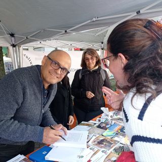 Scrittore che firma copie di un libro