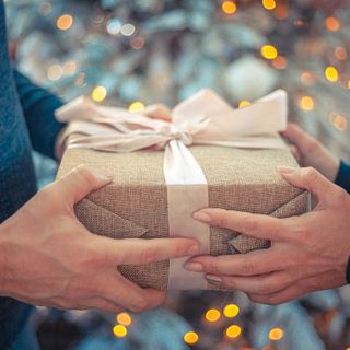 Natale 2021: 3 idee regalo solidali perfette per le maestre