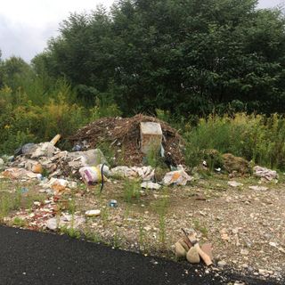 Collegno, rifiuti abbandonati nei parcheggi: "Tolleranza zero"