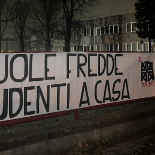 "Scuole fredde, studenti a casa", lo striscione di Azione studentesca davanti al Curie-Vittorini di Grugliasco