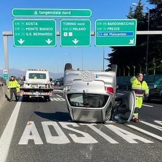 Scontro in tangenziale, un'auto si ribalta sulla carreggiata a testa in giù: due feriti, disagi al traffico