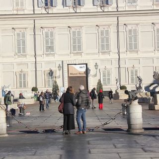 turisti davanti a Palazzo Reale