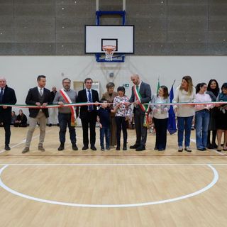 Collegno, alla scuola Matteotti inaugurata la palestra con le famiglie di Borgata Paradiso e con le associazioni