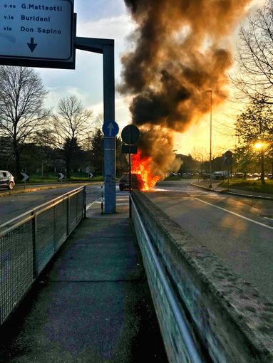 Auto in fiamme a Venaria: illeso il conducente (FOTO) Auto in fiamme a Venaria: illeso il conducente (FOTO)