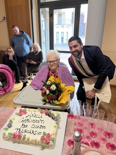 Anche il sindaco Gaito ha festeggiato i 100 anni della signora Guglielmelli Anche il sindaco Gaito ha festeggiato i 100 anni della signora Guglielmelli