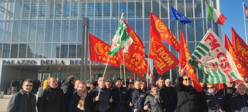 La protesta di un gruppo di lavoratori della TE Connectivity