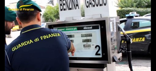 Controlli della Guardia di Finanza alle pompe di benzina