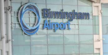 Incidente aereo a Birmingham, lo scalo chiude temporaneamente Incidente aereo a Birmingham, lo scalo chiude temporaneamente
