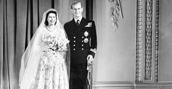 Compra all'asta una fetta della torta nuziale della regina Elisabetta: "La mangerò" Compra all'asta una fetta della torta nuziale della regina Elisabetta: "La mangerò"