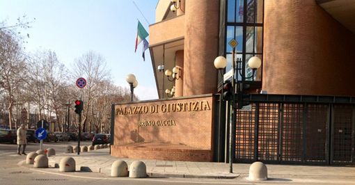 Collegno, uccise il padre per difendere la madre: ai domiciliari dal compagno di banco Collegno, uccise il padre per difendere la madre: ai domiciliari dal compagno di banco