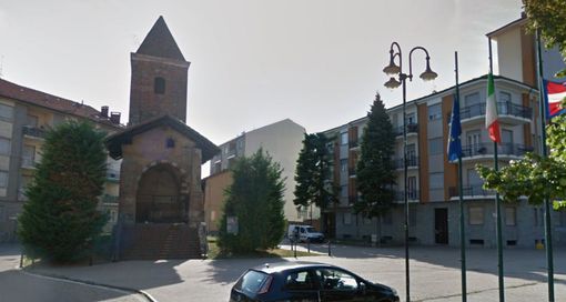 Alpignano, monumento ai Caduti illuminato per la prevenzione dei tumori femminili