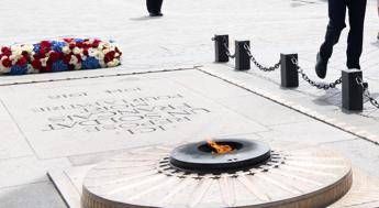 Parigi, arrestato l'uomo che si era acceso sigaretta con fiamma milite ignoto Parigi, arrestato l'uomo che si era acceso sigaretta con fiamma milite ignoto