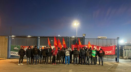 operai con bandiere davanti ai cancelli dell'azienda operai con bandiere davanti ai cancelli dell'azienda