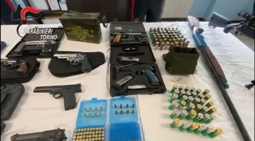 Alpignano, scoperto dai carabinieri un arsenale di armi rubate: 6 fucili, 11 pistole e centinaia di munizioni [VIDEO]