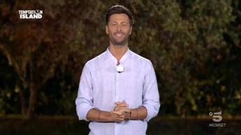 Temptation Island: tra tradimenti, confessioni e teorie del complotto. Cosa è successo ieri Temptation Island: tra tradimenti, confessioni e teorie del complotto. Cosa è successo ieri