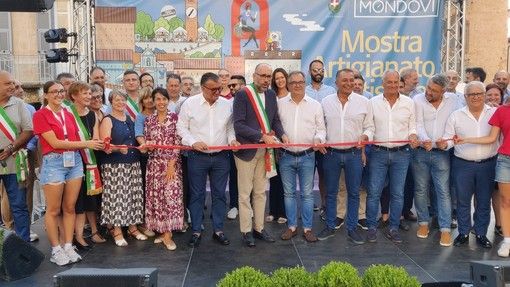 Il momento del taglio del nastro Il momento del taglio del nastro