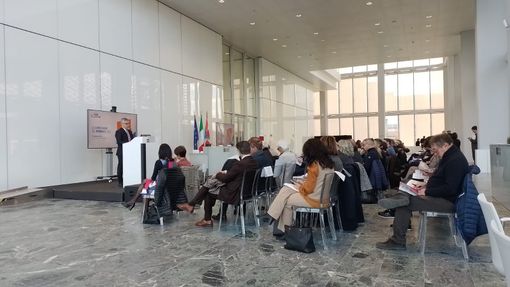 foto di archivio e conferenza 27-11