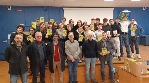 Chivasso, i maturandi omaggiati dell’ultimo libro di Paolo Mieli Chivasso, i maturandi omaggiati dell’ultimo libro di Paolo Mieli