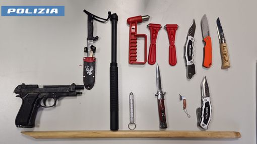 Coltelli e armi ritrovati dalla polizia durante le perquisizioni Coltelli e armi ritrovati dalla polizia durante le perquisizioni
