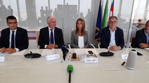 Il commissario straordinario Falco assieme ad alcuni membri della Giunta regionale Il commissario straordinario Falco assieme ad alcuni membri della Giunta regionale