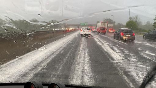Grandinata sulla tangenziale Nord di Torino, all'uscita per Caselle. Foto di Valentina Vassia pubblicata dalla pagina FB "Centro Meteo Piemonte"