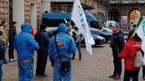 benzinaio chiuso e presidio piazza castello