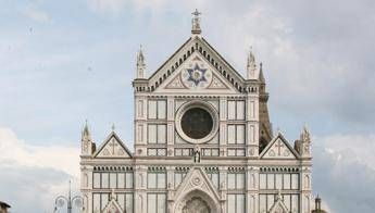 Si arrampicano sulla facciata di Santa Croce a Firenze, ripresi in video choc Si arrampicano sulla facciata di Santa Croce a Firenze, ripresi in video choc