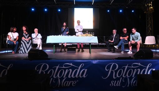 Palco Gourmet: la zucchina trombetta d’Albenga diventa simbolo di unione tra gusto, territorio e solidarietà Palco Gourmet: la zucchina trombetta d’Albenga diventa simbolo di unione tra gusto, territorio e solidarietà
