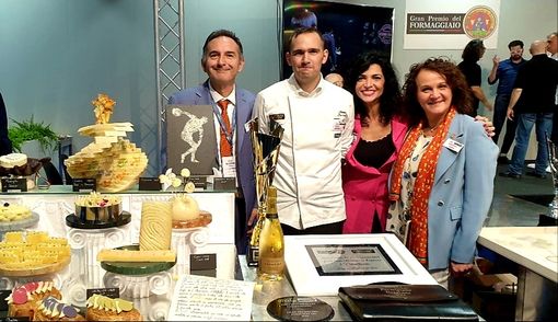È Marco Zacchello, dal Veneto, il vincitore della seconda edizione del Gran Premio del Formaggiaio organizzato dalla Guilde Internationale des Fromagers al B2Cheese di Bergamo È Marco Zacchello, dal Veneto, il vincitore della seconda edizione del Gran Premio del Formaggiaio organizzato dalla Guilde Internationale des Fromagers al B2Cheese di Bergamo