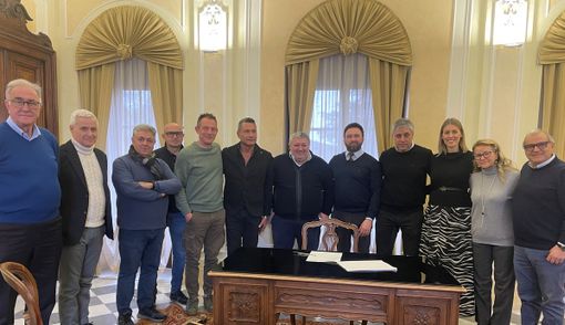 firma con tante persone insieme