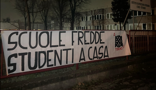 "Scuole fredde, studenti a casa", lo striscione di Azione studentesca davanti al Curie-Vittorini di Grugliasco