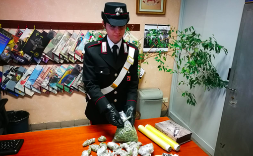 Carabinieri citofonano al pusher, lui lancia la droga dal balcone: arrestato a Caselette Carabinieri citofonano al pusher, lui lancia la droga dal balcone: arrestato a Caselette
