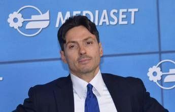 Berlusconi, il figlio Pier Silvio lo ricorda a Mediaset: "Il suo modo di essere e lavorare parte del nostro Dna" Berlusconi, il figlio Pier Silvio lo ricorda a Mediaset: "Il suo modo di essere e lavorare parte del nostro Dna"