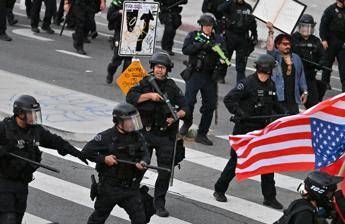 Usa, coprifuoco a Los Angeles. Trump: "Manifestanti sono animali, pagati da qualcuno"