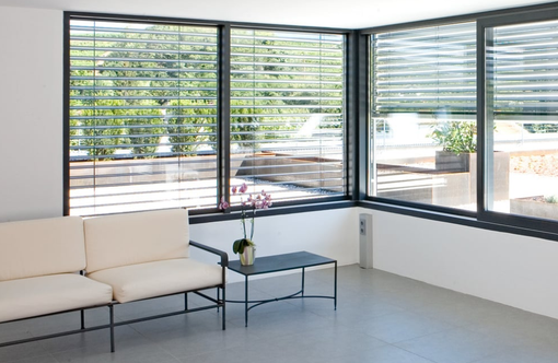 Infissi in PVC o alluminio: differenze, vantaggi e come scegliere quelli giusti