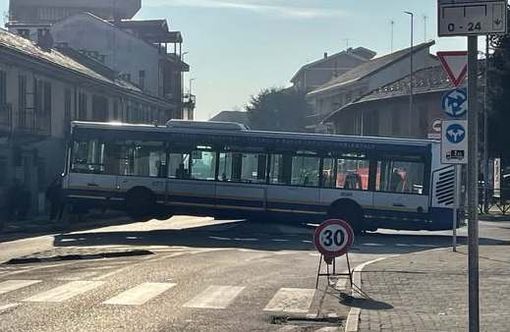 Il bus incastrato sulla rotondina (foto da Facebook) Il bus incastrato sulla rotondina (foto da Facebook)