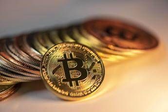 Bitcoin ai massimi, sopra i 122mila dollari Bitcoin ai massimi, sopra i 122mila dollari