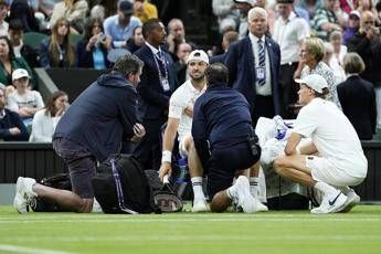 Sinner e infortunio Dimitrov a Wimbledon, match fa discutere big e tifosi Sinner e infortunio Dimitrov a Wimbledon, match fa discutere big e tifosi